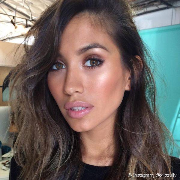 Um blush que dê um toque corado e natural à pele também é fundamental na nécessaire básico de maquiagem para o trabalho (Foto: Instagram @brittsully)